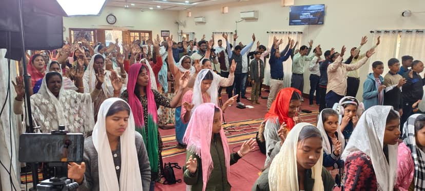 Large worship gathering praise